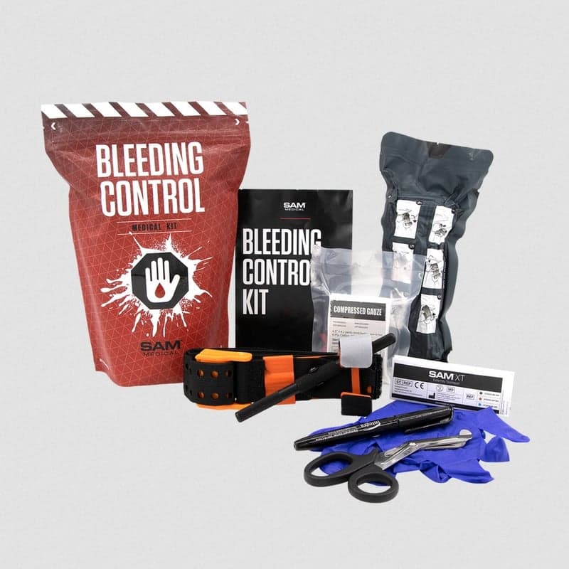 Kit de control de hemorragias abierto, con el bolso y todo su contenido a la vista
