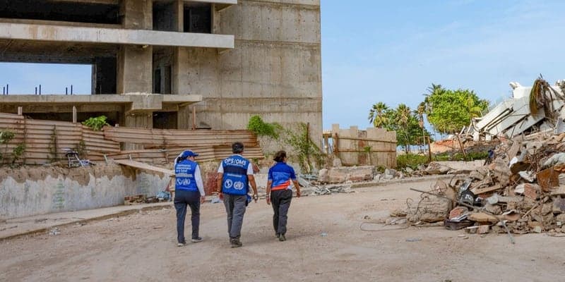Equipo humanitario recorre entre escombros una zona afectada por el terremoto